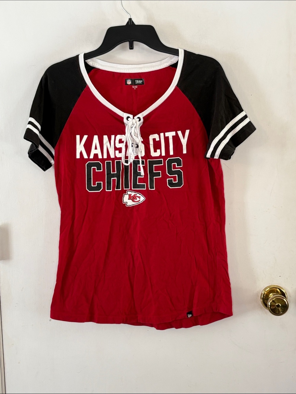 NFL Kansas City Chiefs red mace up t-shirt with black raglan sleeves Size M